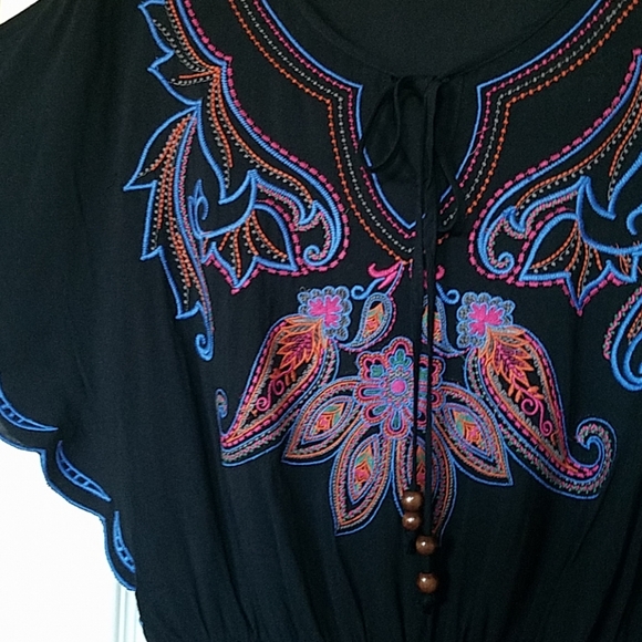 Black top with embroidery and elastic waistband - Picture 2 of 3